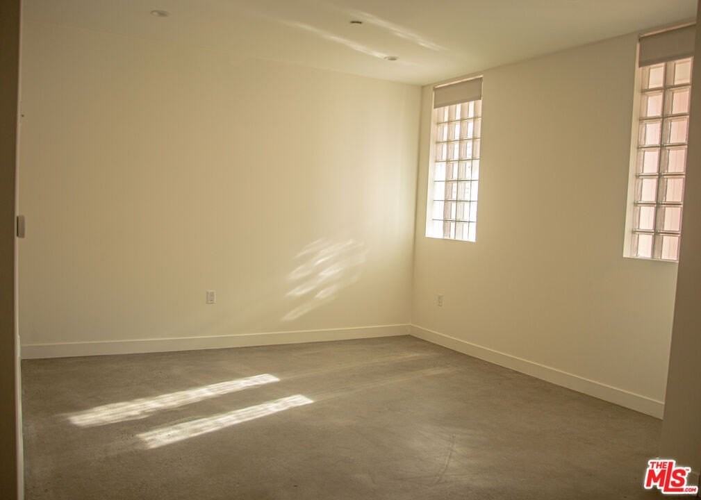 4826 Franklin Ave Apt 2 - Photo 2 of 11