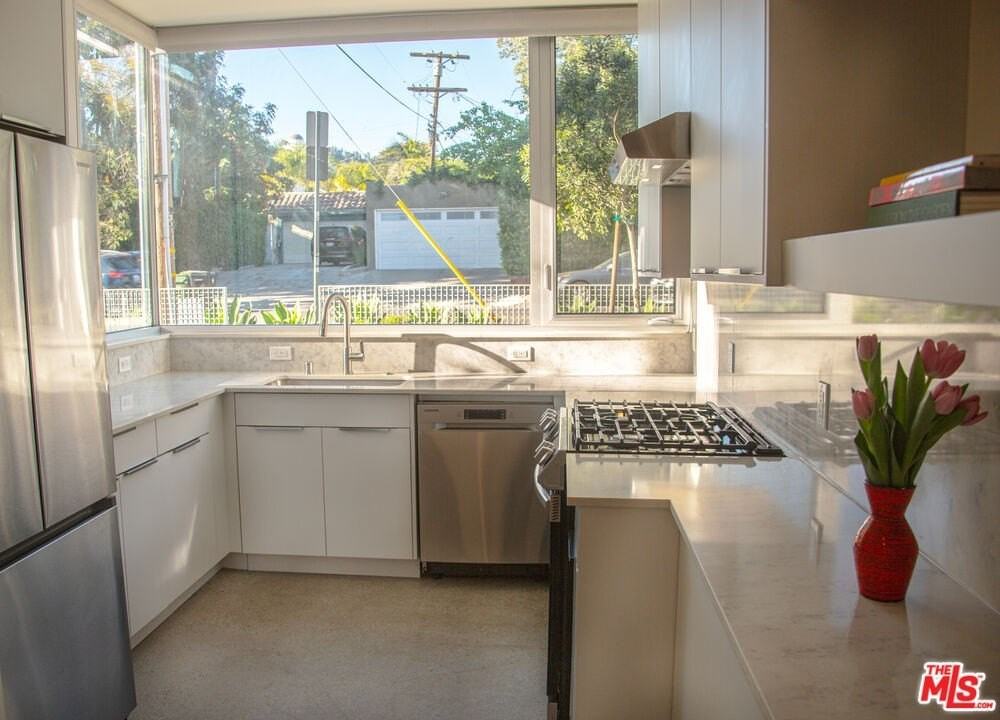 4826 Franklin Ave Apt 2 - Photo 5 of 11