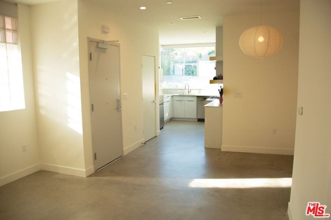 4826 Franklin Ave Apt 2 - Photo 6 of 11