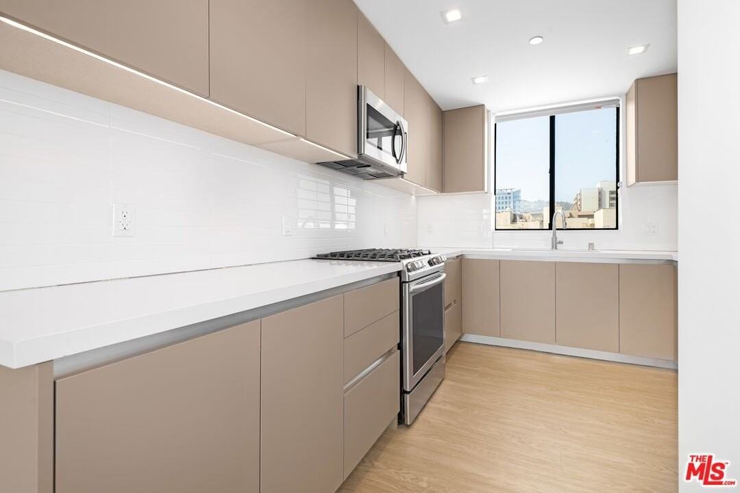 8555 Colgate Ave Apt 501 - Photo 4 of 20