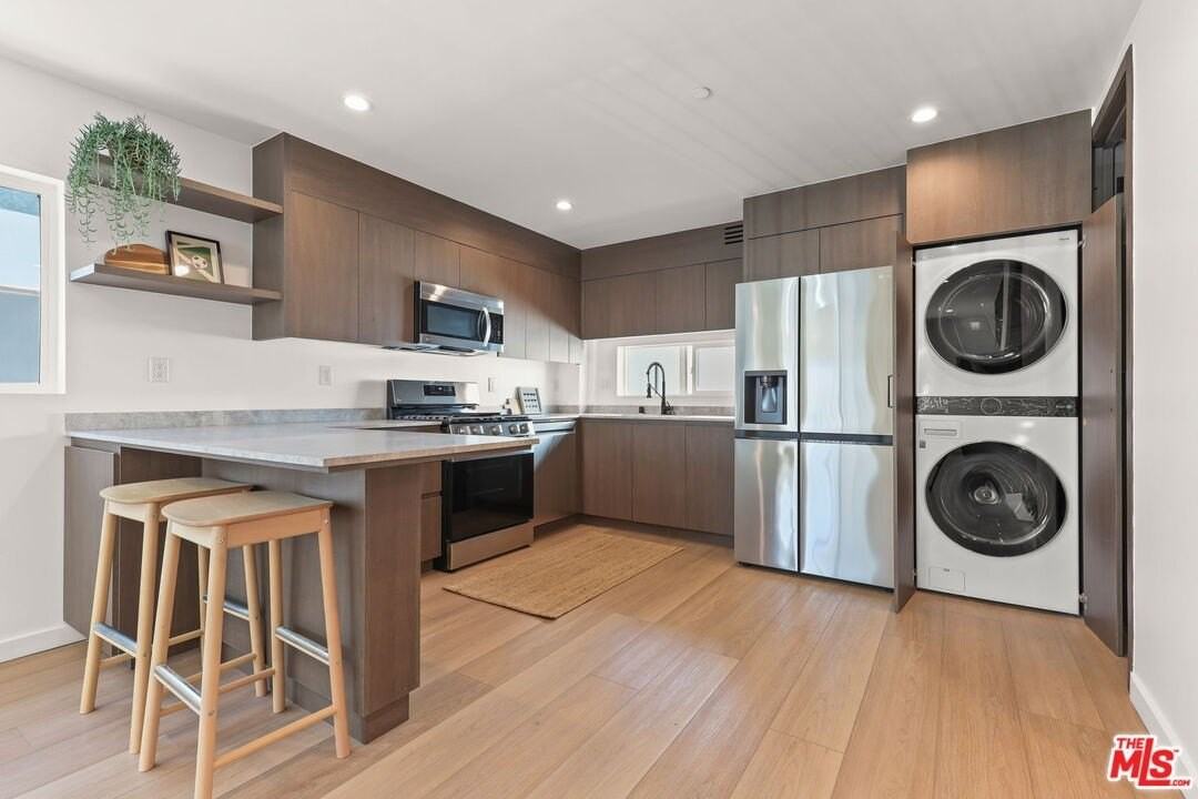 843 N Mariposa Ave Unit 2 - Photo 2 of 36