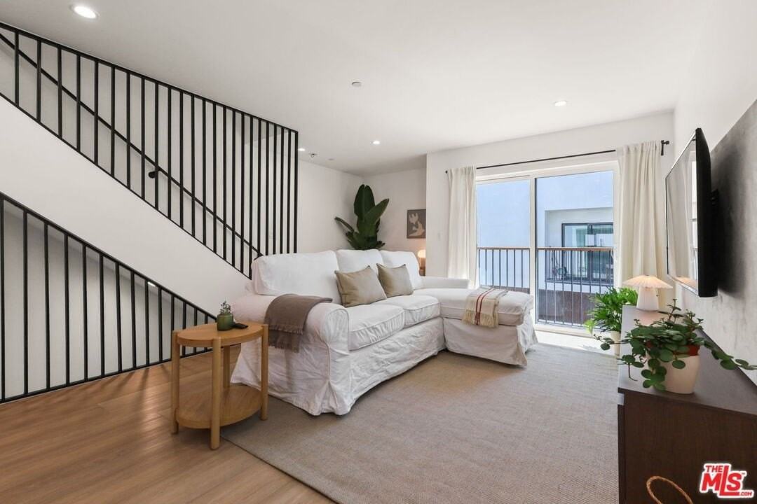 843 N Mariposa Ave Unit 2 - Photo 3 of 36