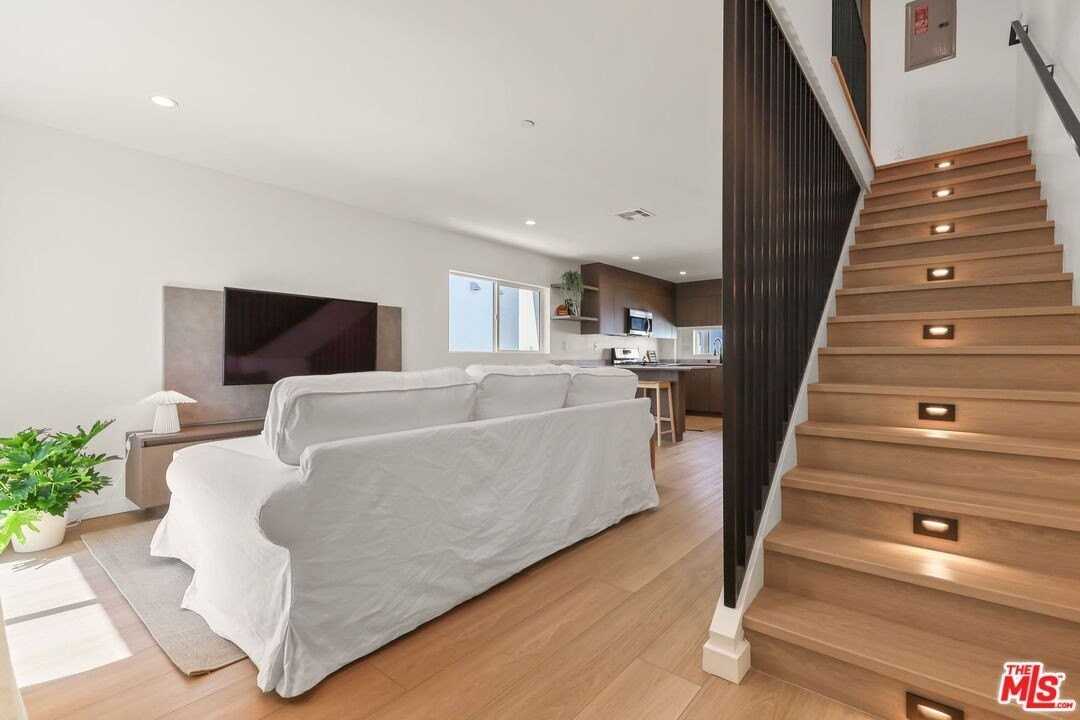 843 N Mariposa Ave Unit 2 - Photo 5 of 36