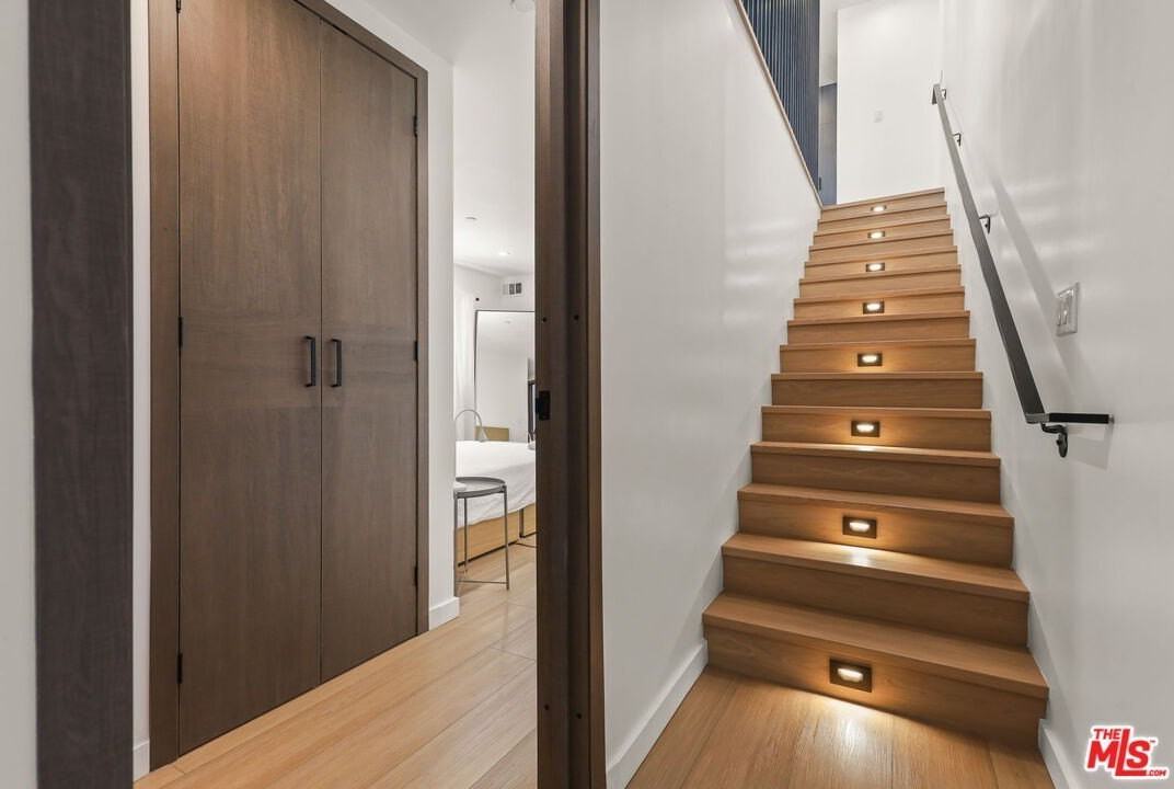 843 N Mariposa Ave Unit 2 - Photo 7 of 36