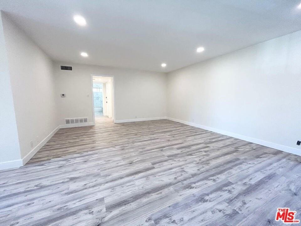 439 S Oakhurst Dr Apt 1 - Photo 3 of 19