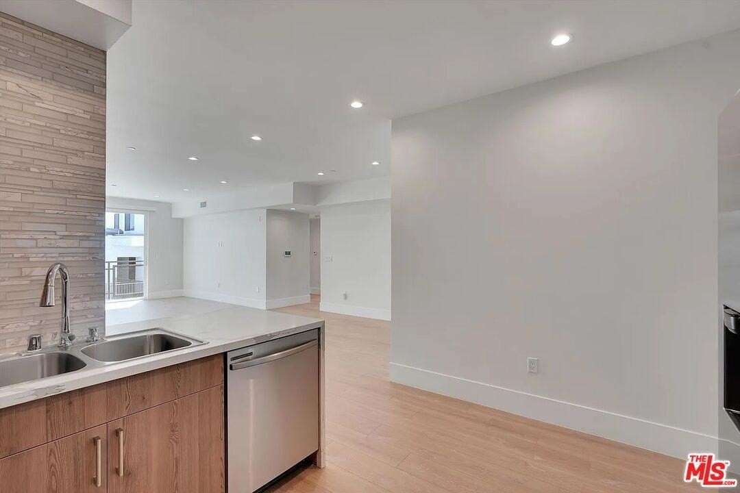 14419 Riverside Dr Unit 204 - Photo 3 of 36