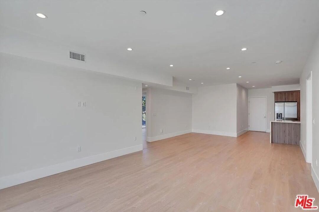 14419 Riverside Dr Unit 204 - Photo 4 of 36