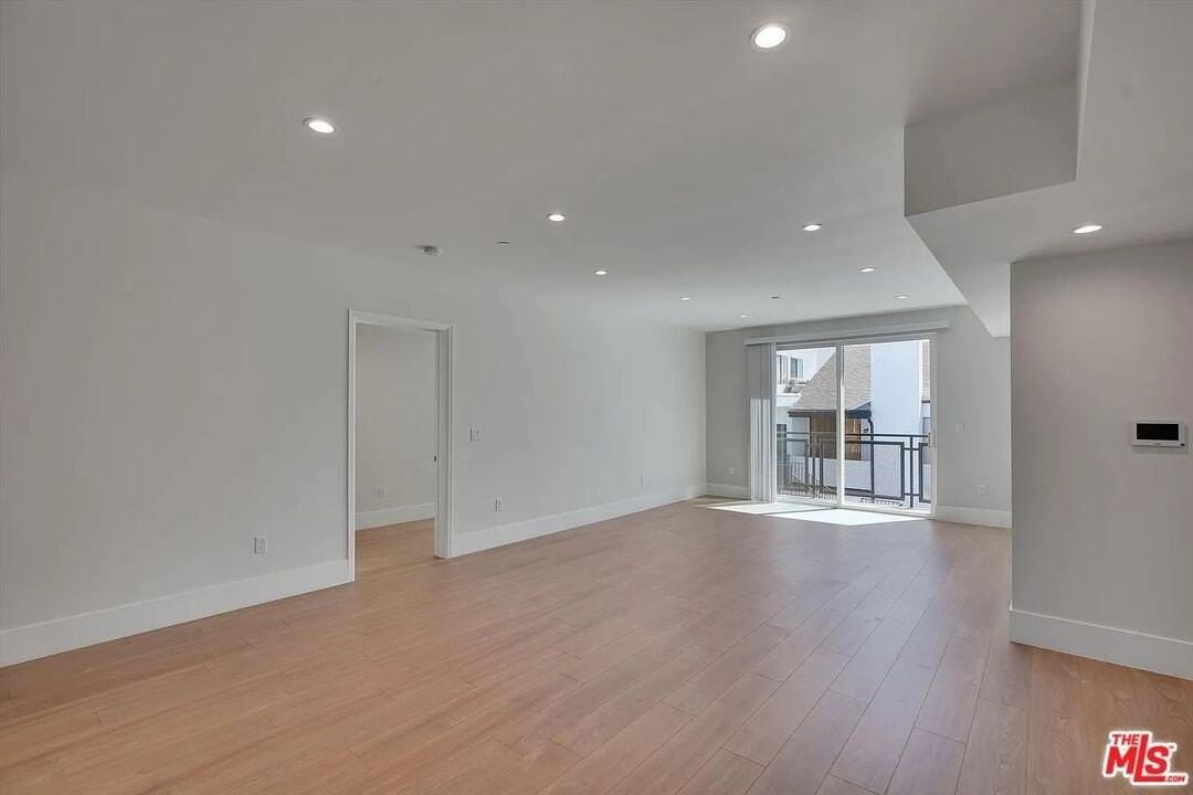 14419 Riverside Dr Unit 204 - Photo 6 of 36