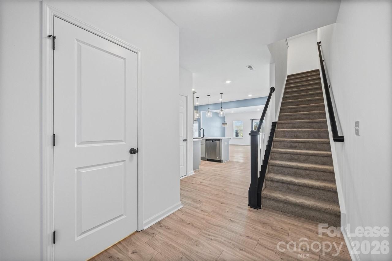 512 Station St - Photo 4 of 34