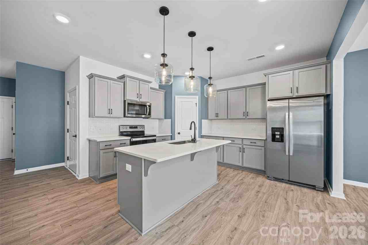 512 Station St - Photo 5 of 34