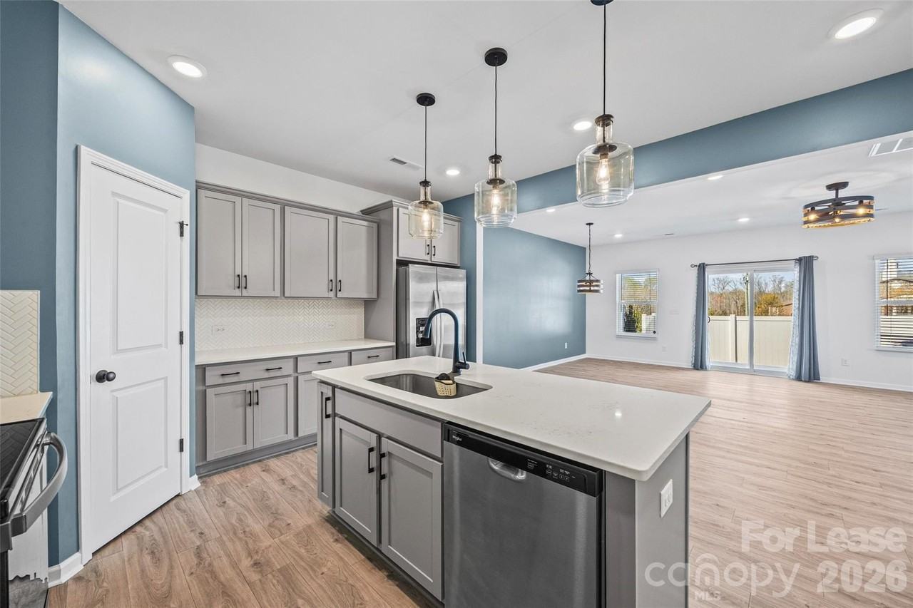 512 Station St - Photo 7 of 34