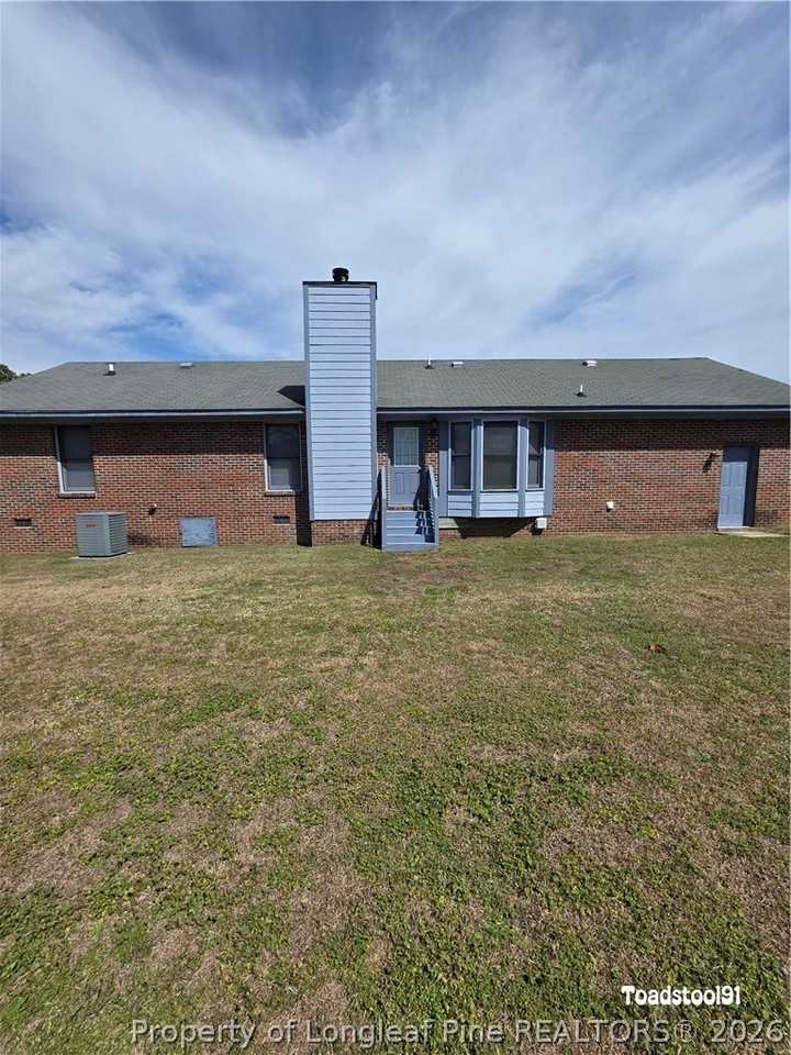 513 Roundtree Dr - Photo 2 of 9