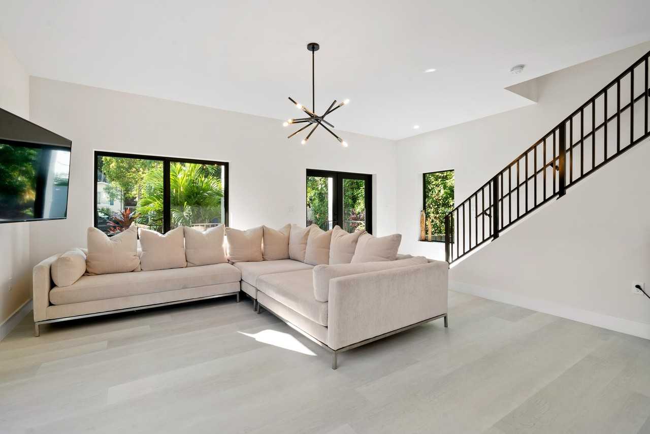 19 Coral Way - Photo 4 of 20