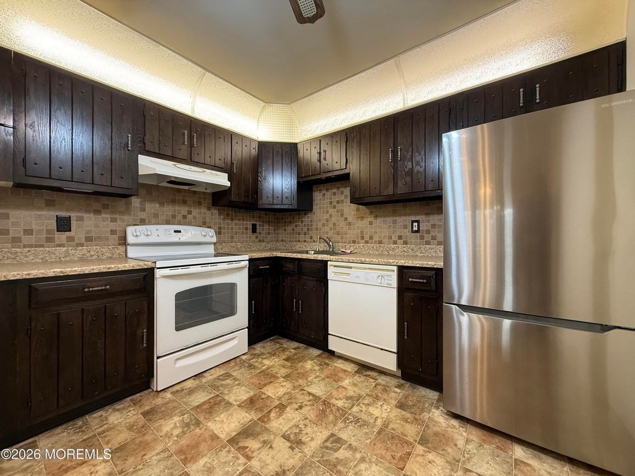 115 Amberly Dr #G - Photo 3 of 12