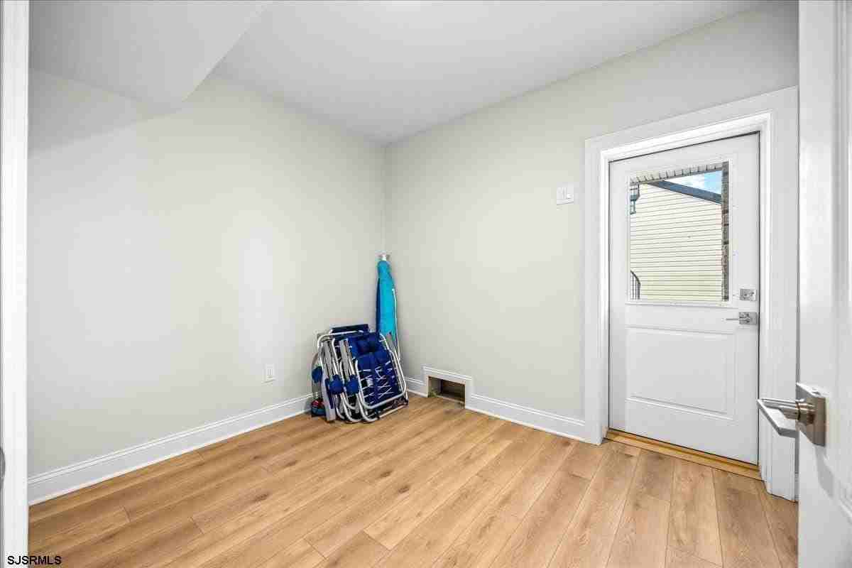 208 N Surrey Ave - Photo 3 of 19