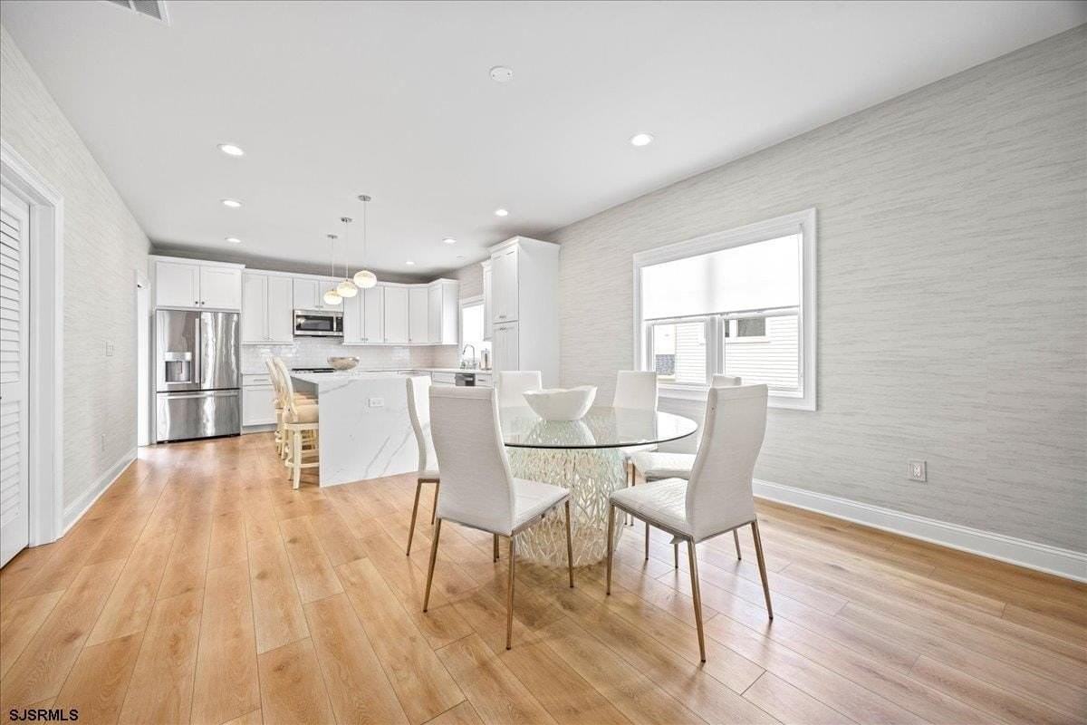 208 N Surrey Ave - Photo 4 of 19