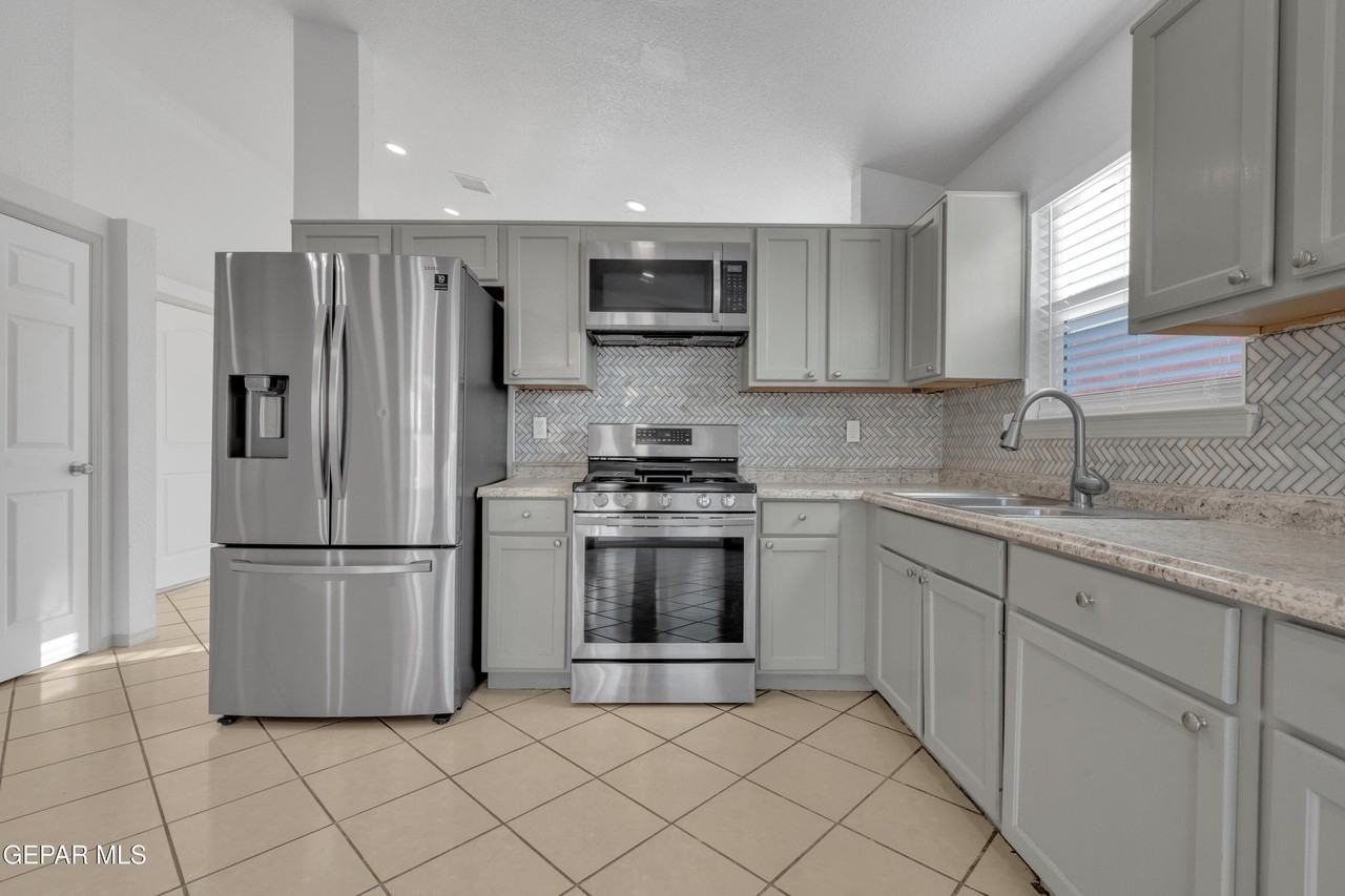 12077 Castle Keep Cir - Photo 3 of 40