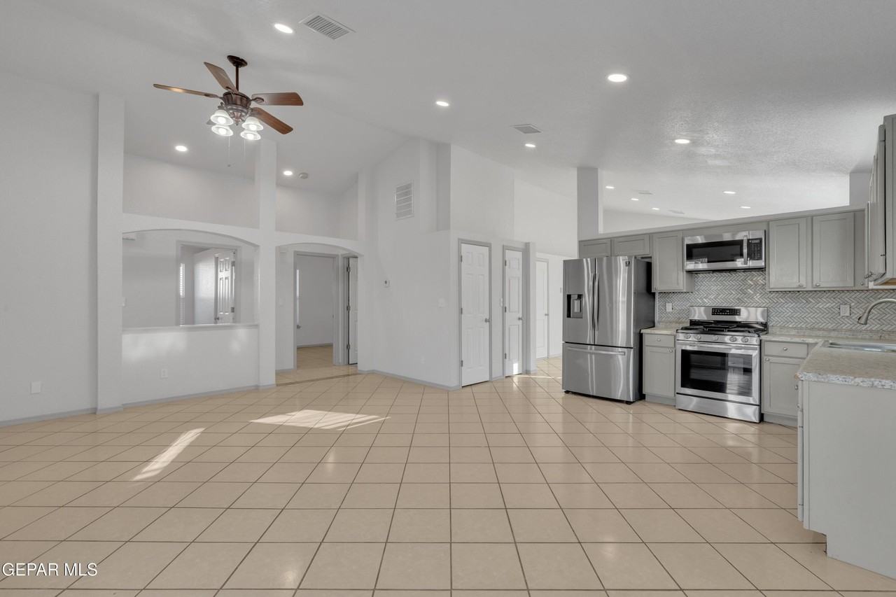 12077 Castle Keep Cir - Photo 5 of 40