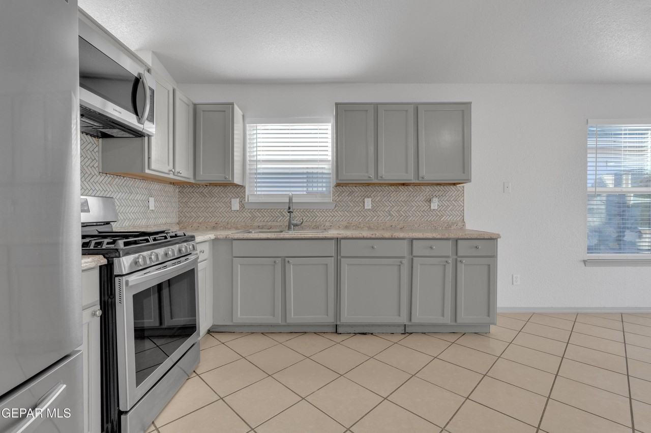 12077 Castle Keep Cir - Photo 6 of 40