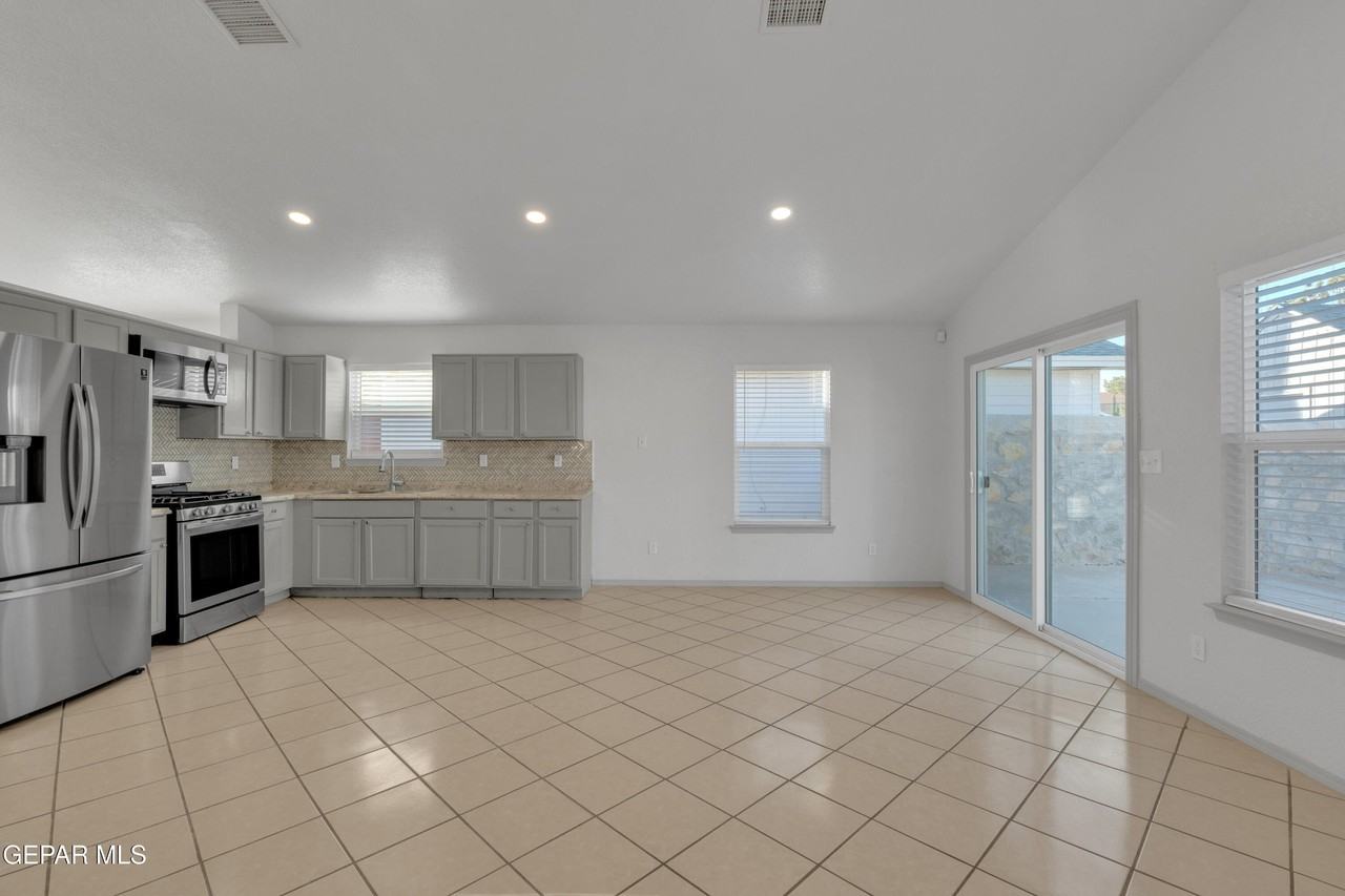 12077 Castle Keep Cir - Photo 7 of 40