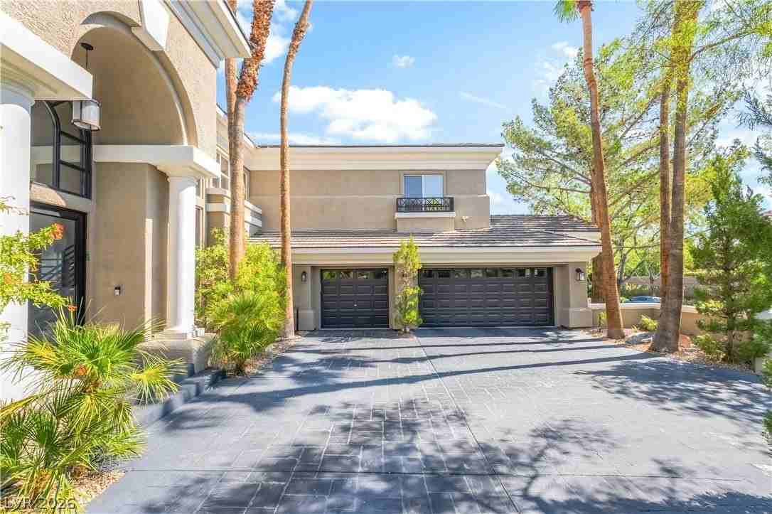 9040 Thornbury Ln - Photo 2 of 30