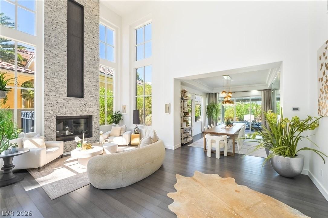 9040 Thornbury Ln - Photo 4 of 30