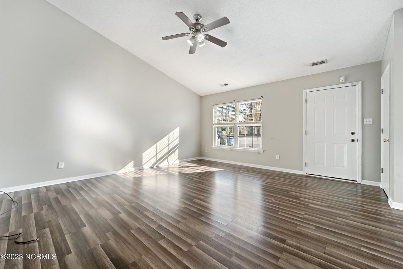 410 Somerset Cv - Photo 3 of 18