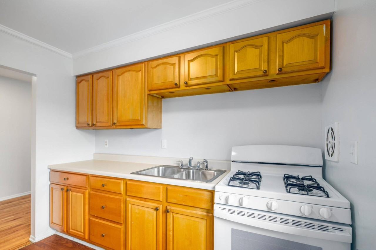 Pinewood Apartments - Photo 4 of 17