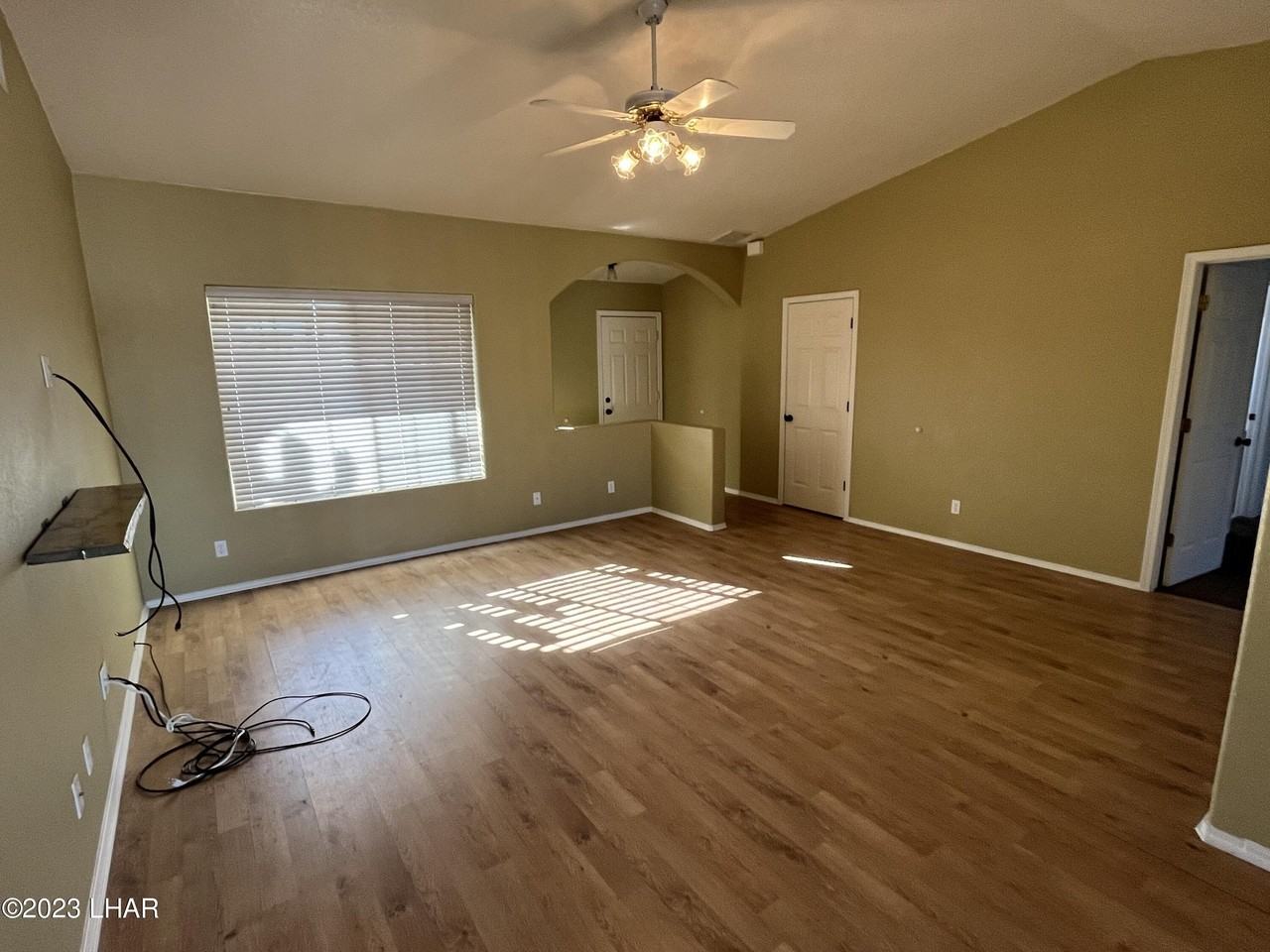 2557 Palisades Dr - Photo 4 of 26