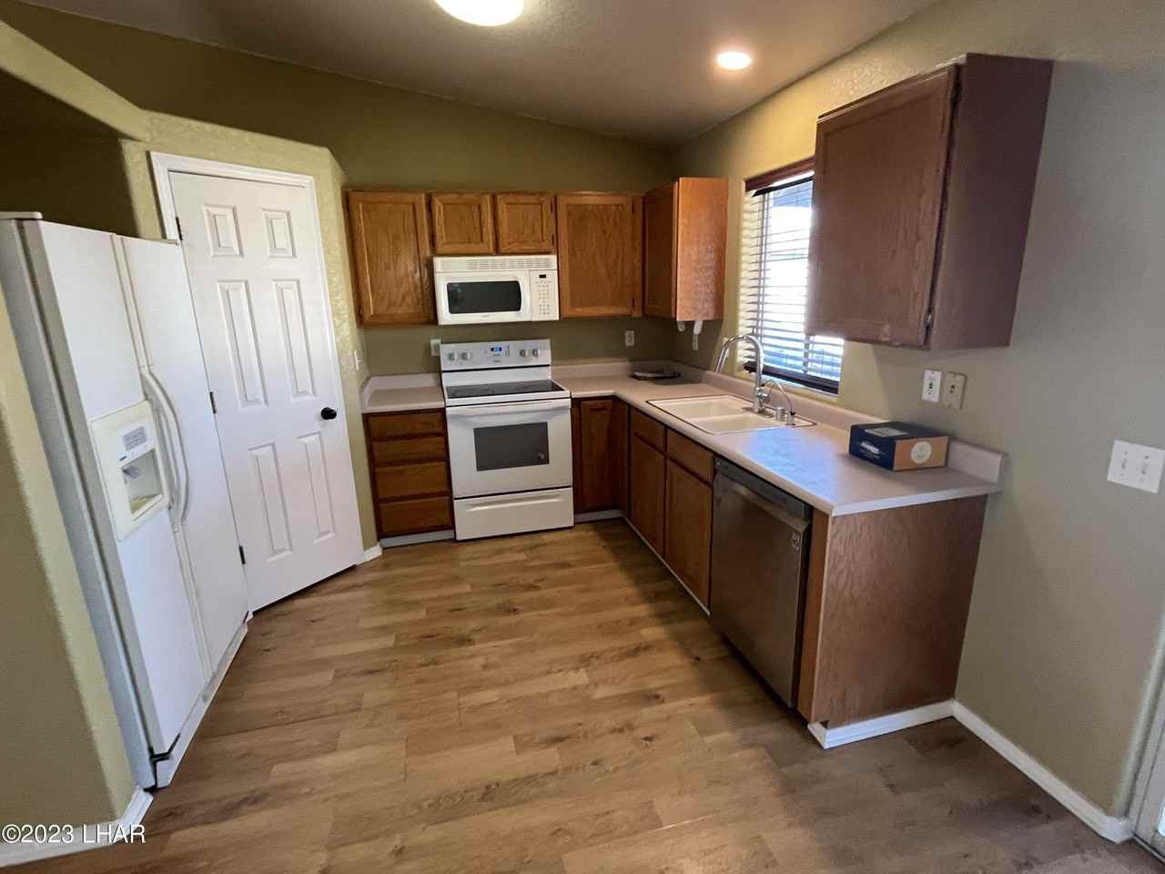 2557 Palisades Dr - Photo 6 of 26