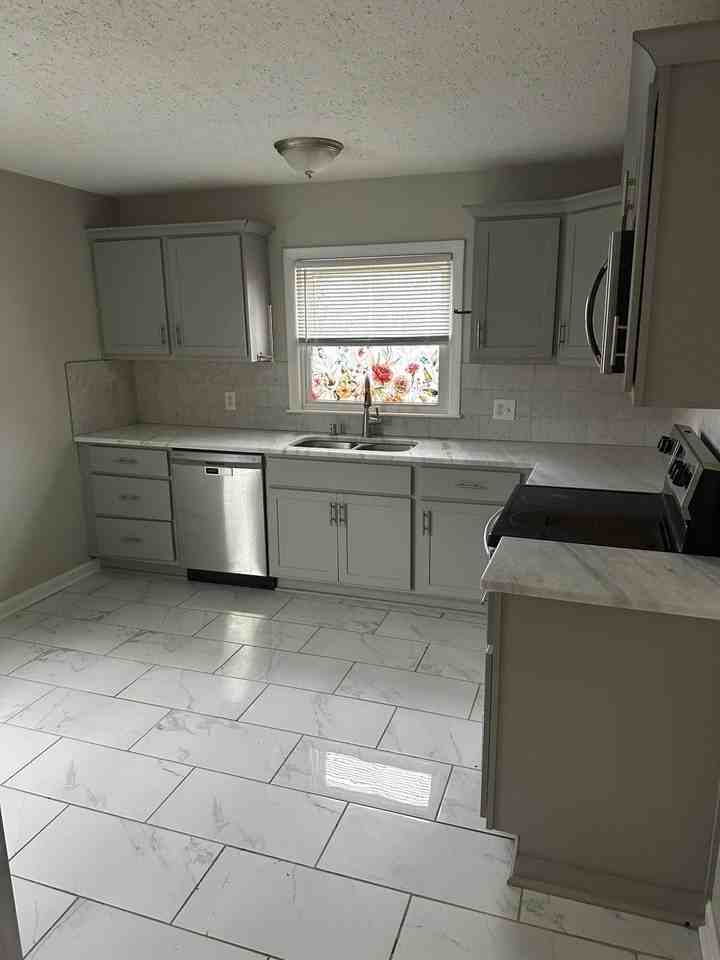 126 Allnutt Dr - Photo 7 of 32