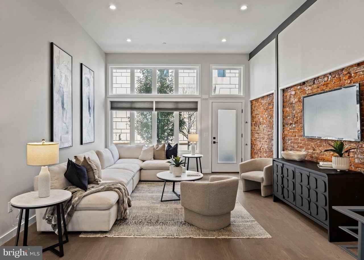 2106 Spring St - Photo 5 of 50