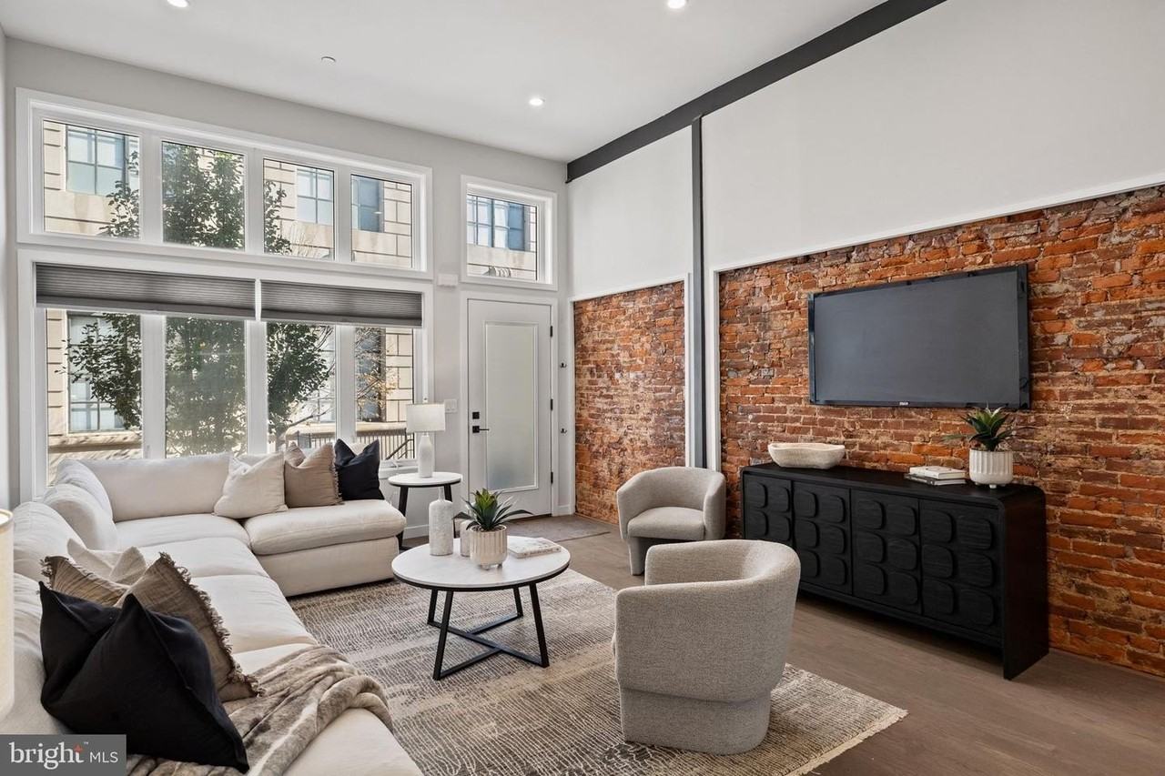 2106 Spring St - Photo 7 of 50