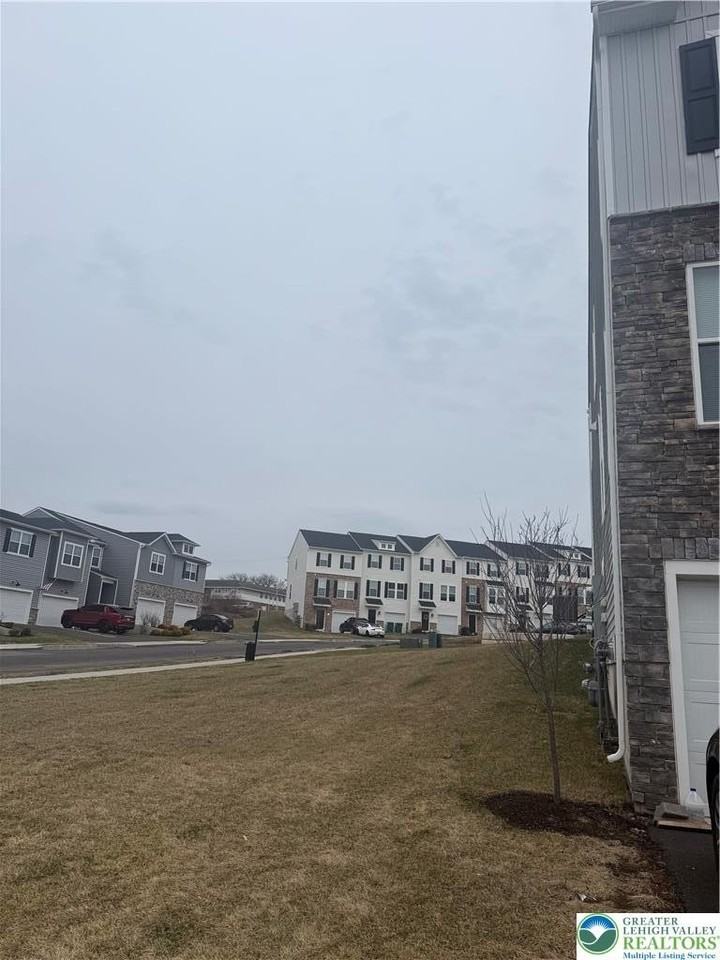 4900 Brookside Ct - Photo 4 of 19