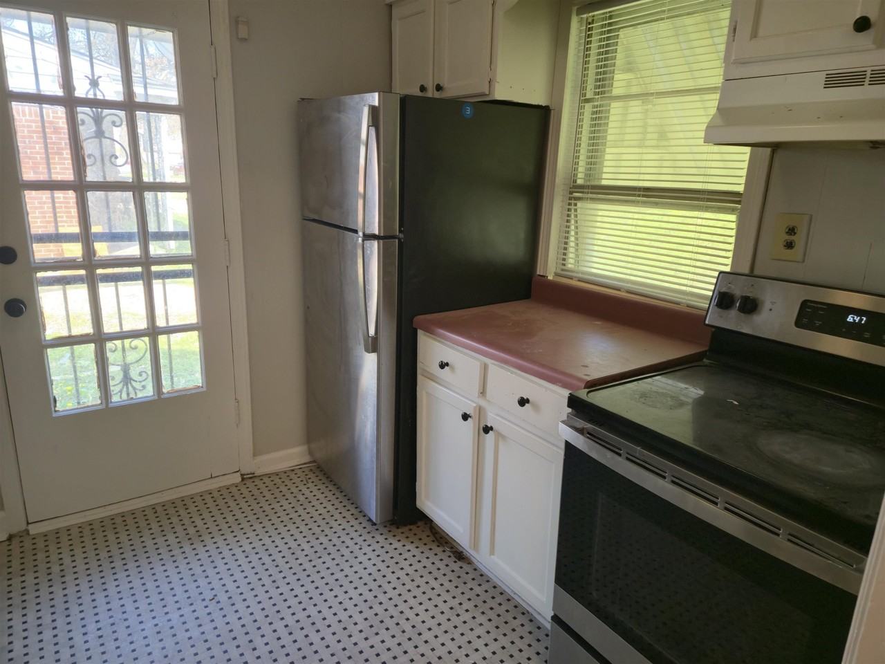 1035 Treadwell St - Photo 2 of 10