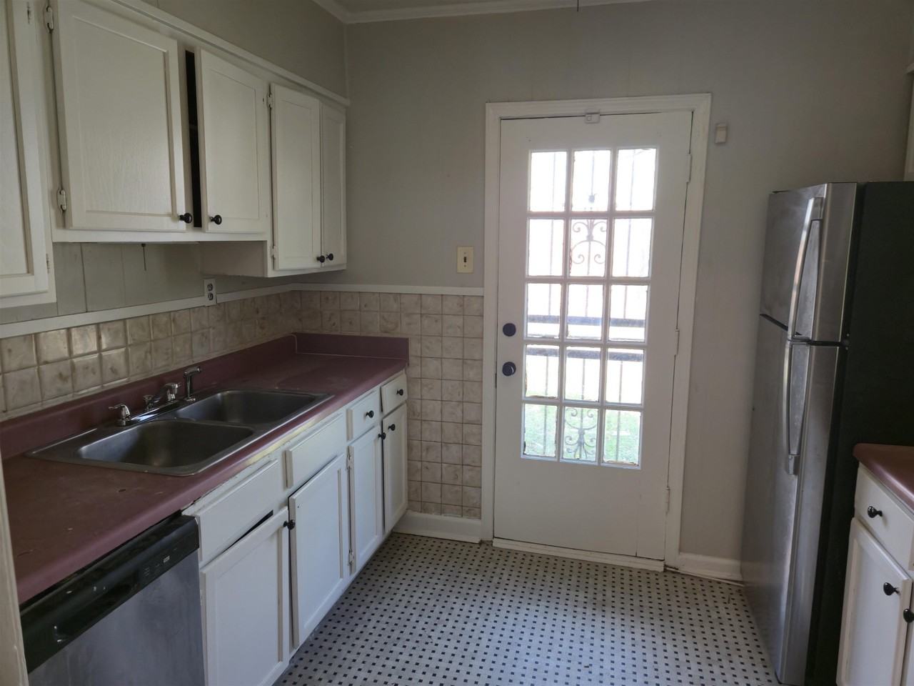 1035 Treadwell St - Photo 3 of 10