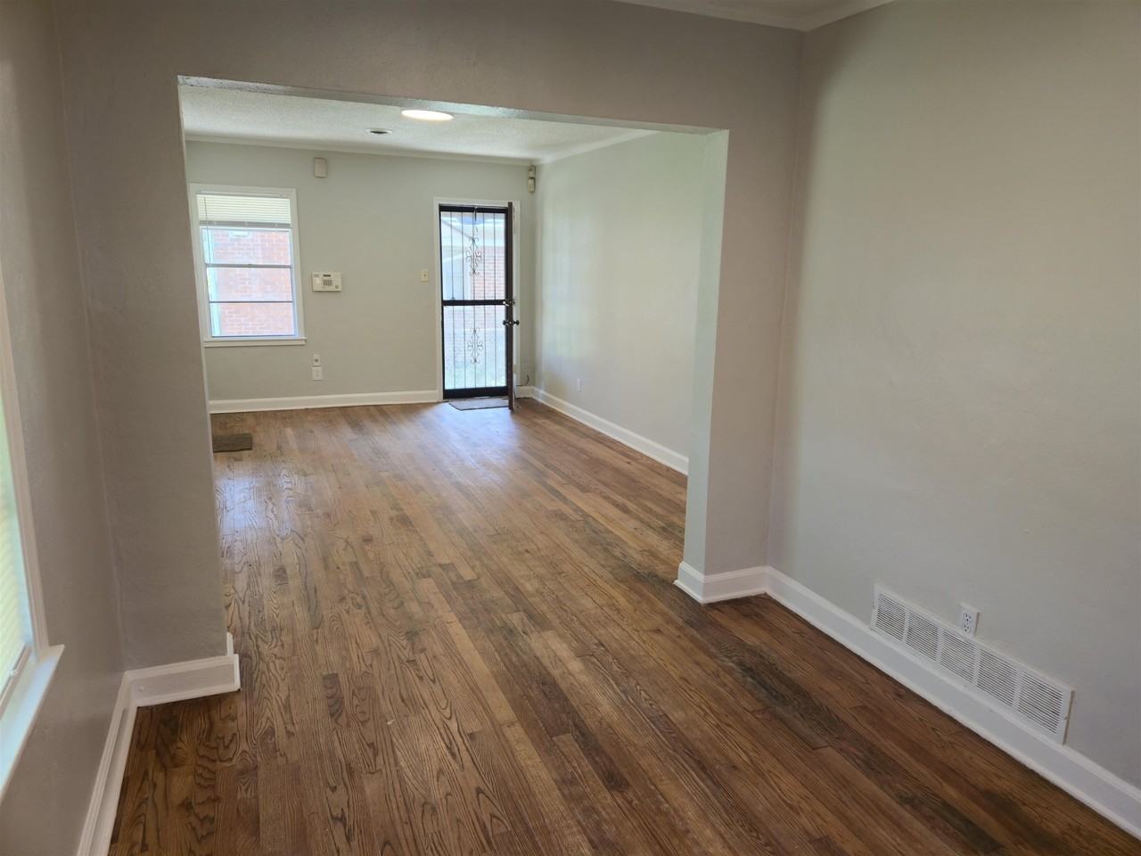 1035 Treadwell St - Photo 4 of 10