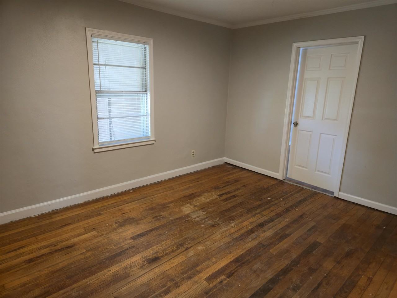 1035 Treadwell St - Photo 6 of 10