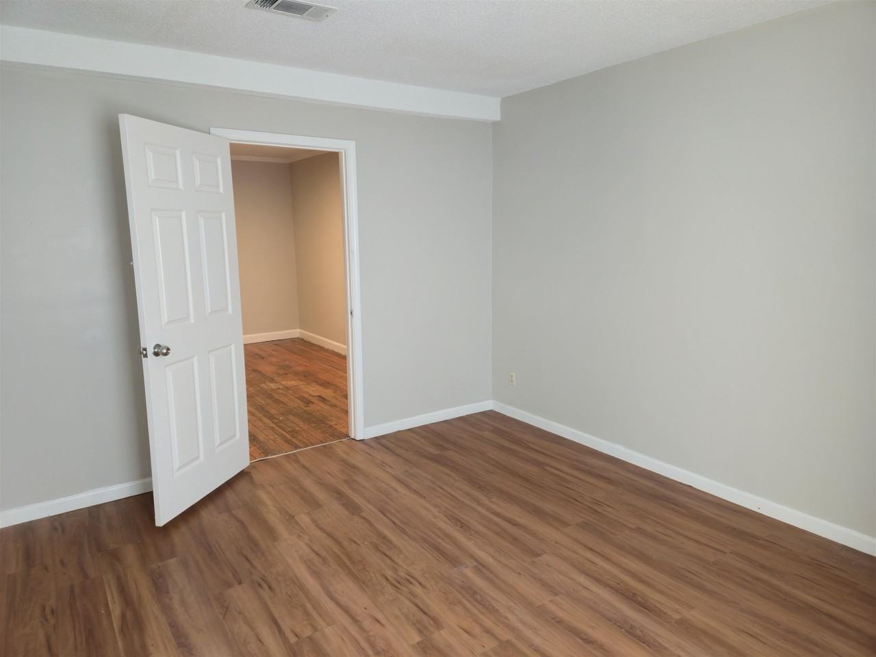 1035 Treadwell St - Photo 7 of 10