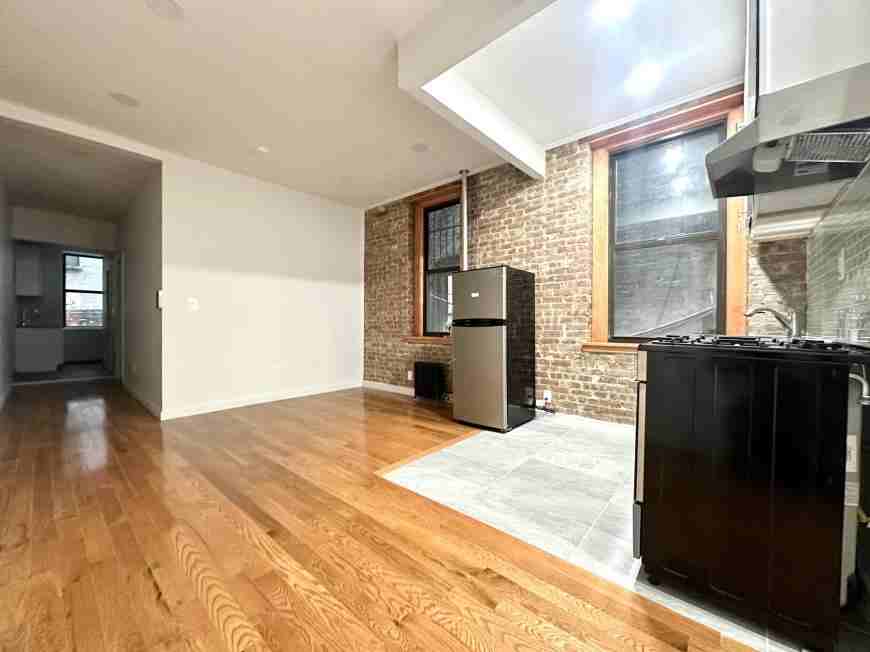 3135 Broadway - Photo 2 of 10