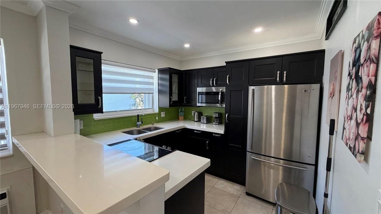 10004 E Bay Harbor Dr #8 - Photo 4 of 17