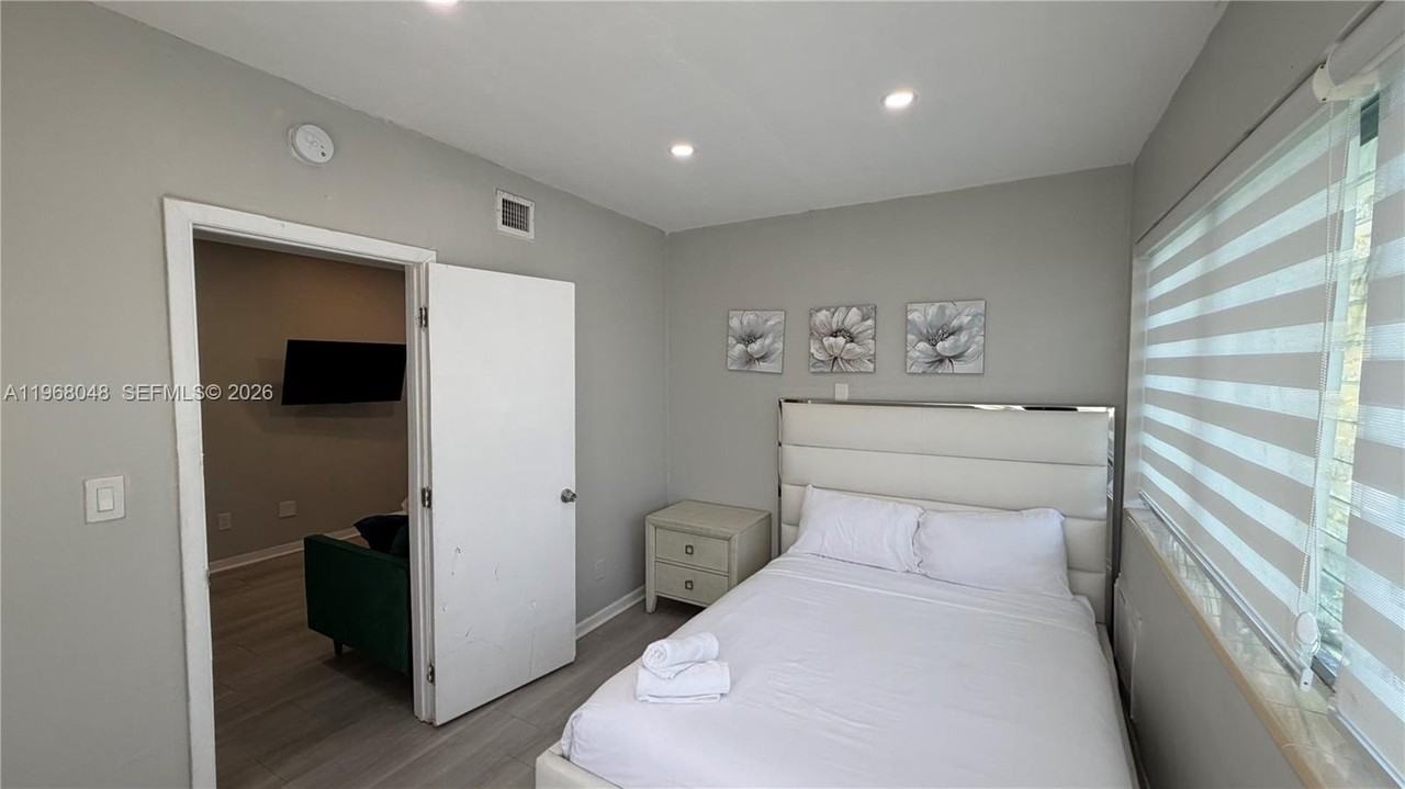 10004 E Bay Harbor Dr #10 - Photo 5 of 18