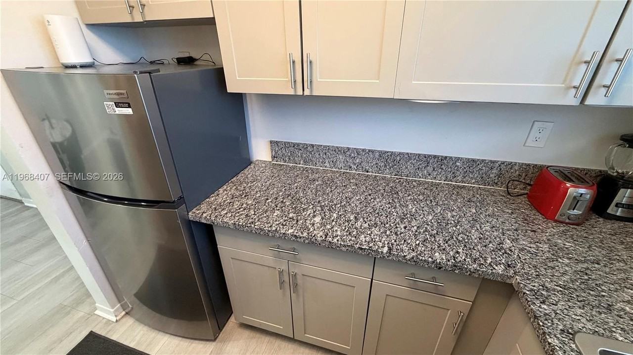 10000 E Bay Harbor Dr #14 - Photo 7 of 18