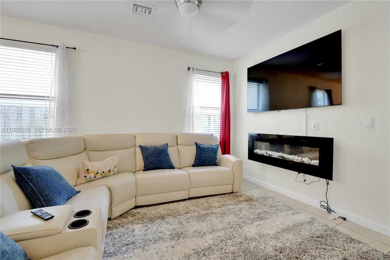 101 Ne 37th Pl #0 - Photo 3 of 26