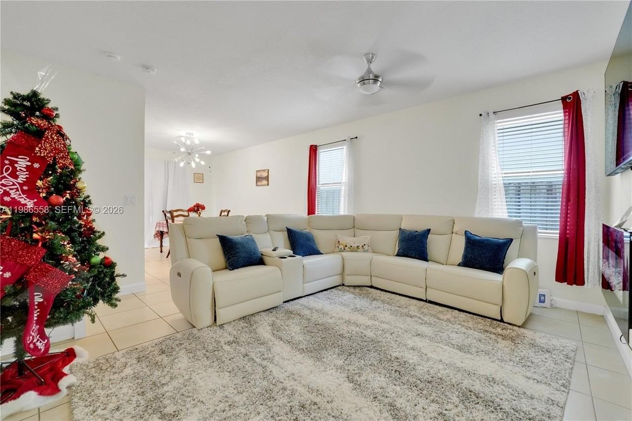 101 Ne 37th Pl #0 - Photo 4 of 26