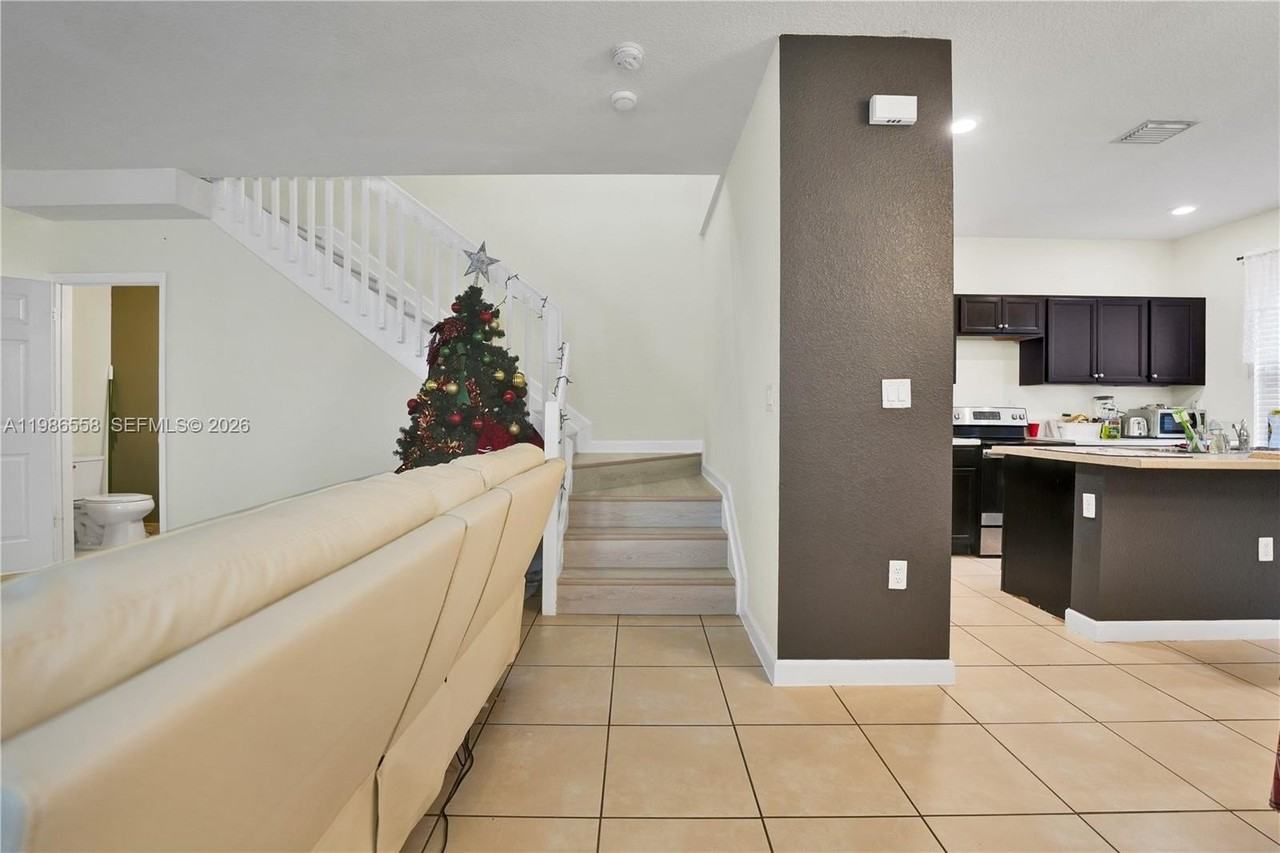 101 Ne 37th Pl #0 - Photo 5 of 26