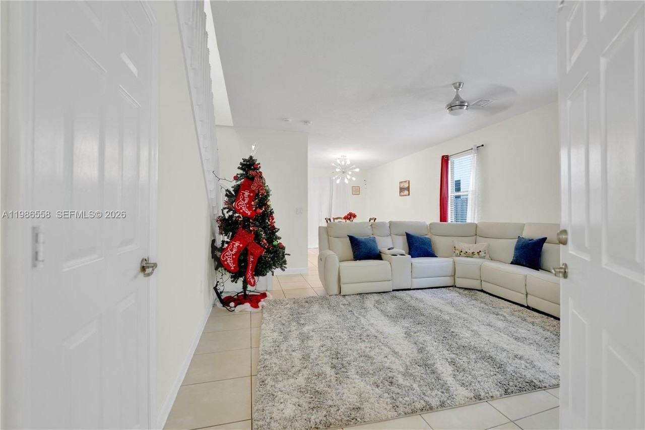 101 Ne 37th Pl #0 - Photo 6 of 26