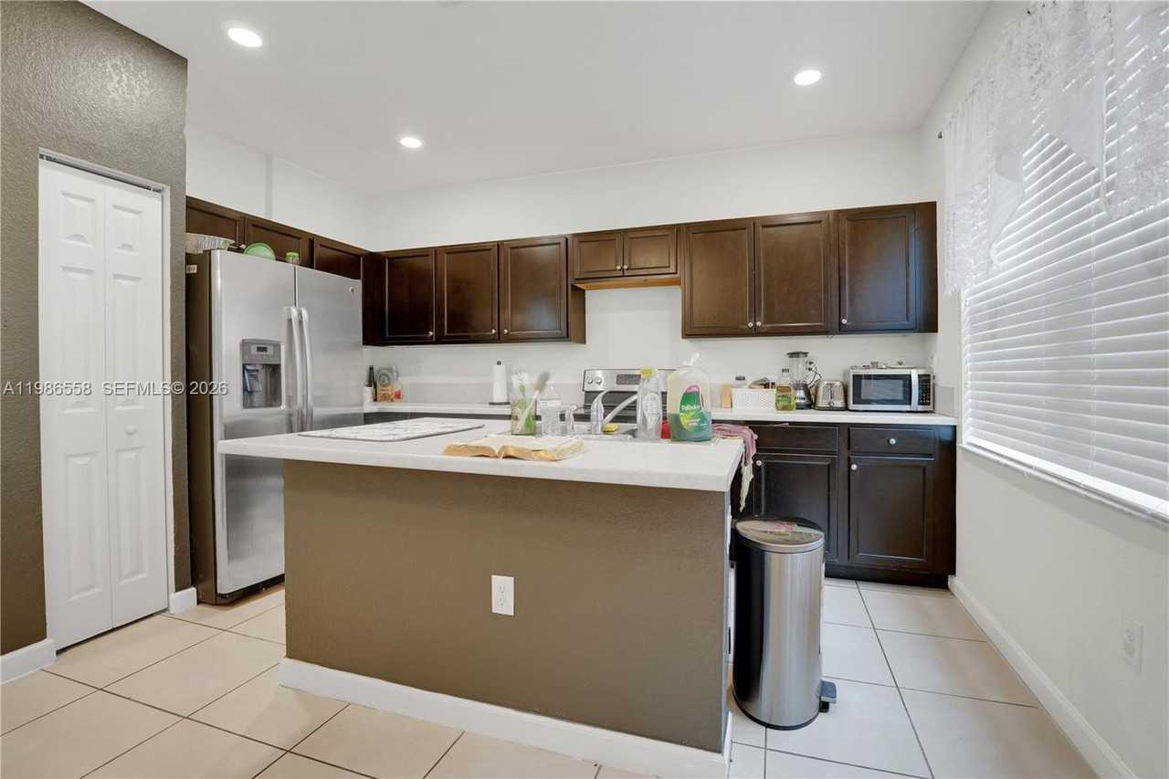 101 Ne 37th Pl #0 - Photo 7 of 26