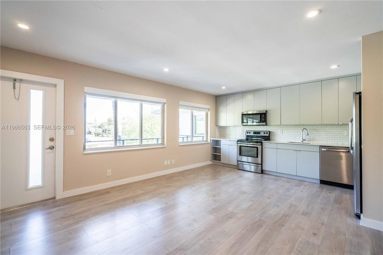 2400 Ne 26th St #7 - Photo 4 of 21