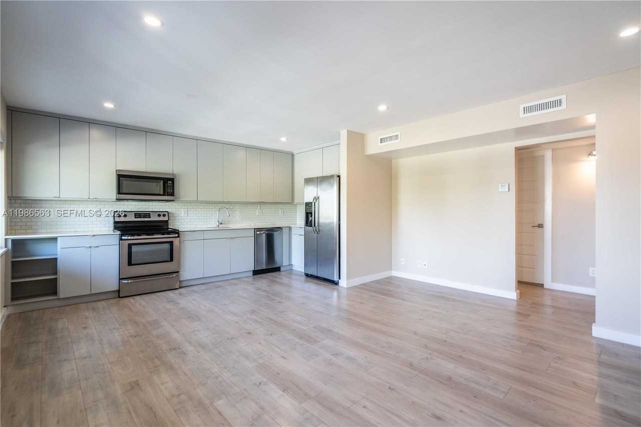 2400 Ne 26th St #7 - Photo 5 of 21